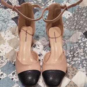 Unique Vintage Black and Cream Heels